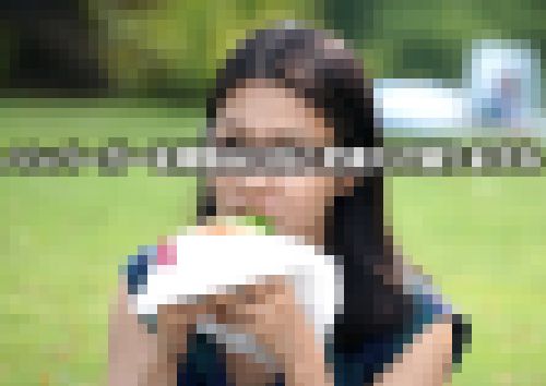 ハンバーガーを頬張る口元と足裏だけ撮りますね　サンプル画像3