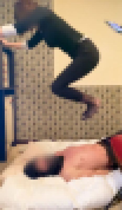 35前編【ボッコボコ】OL様2人組黒ストでの足ビンタと踏みつけ　サンプル画像3