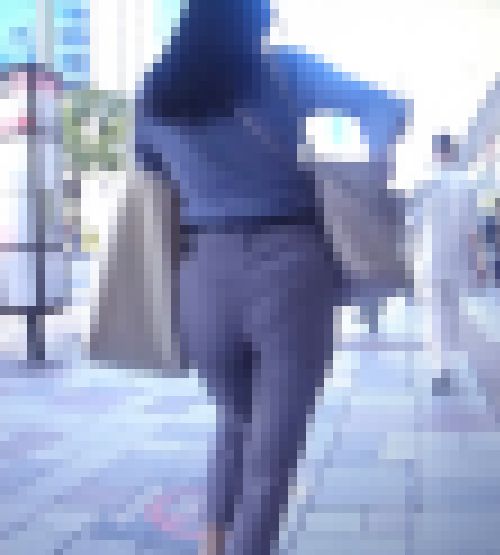 スーパーハイスペック極上美人OLが超タイトスラックス履いて尋常じゃない美爆桃尻とクビレ見せつけて歩いてるよ　サンプル画像3