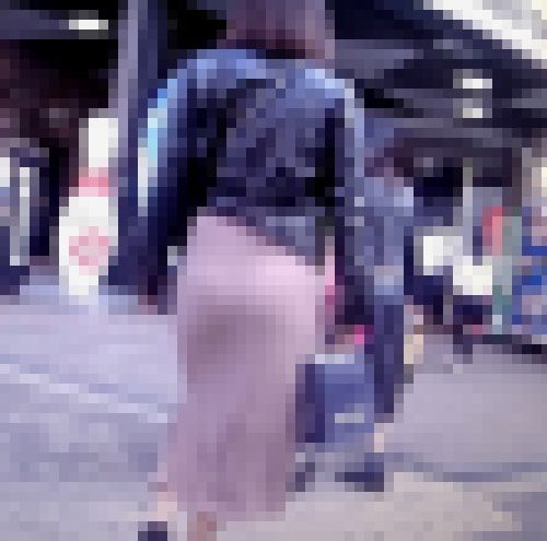 タイトスカートを履いた極上美人お姉さんのTバック美巨尻肉がエロ過ぎる　サンプル画像1