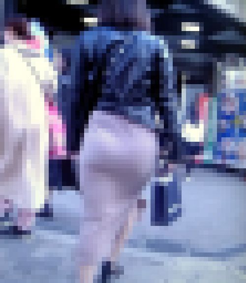 タイトスカートを履いた極上美人お姉さんのTバック美巨尻肉がエロ過ぎる　サンプル画像3