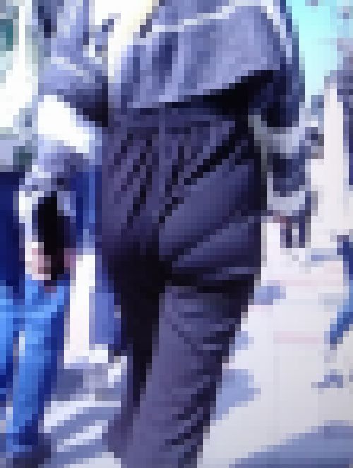 超絶美スタイルの美人ギャルがピタパン履いて尻肉のワレメをクッキリ浮かび上がらせて歩いている姿がイヤらしい　サンプル画像1