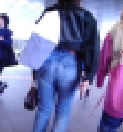 超激かわ美女か密着型タイトデニムを履いて美巨尻パンパンにさせて歩く姿がイヤらしい サンプル画像