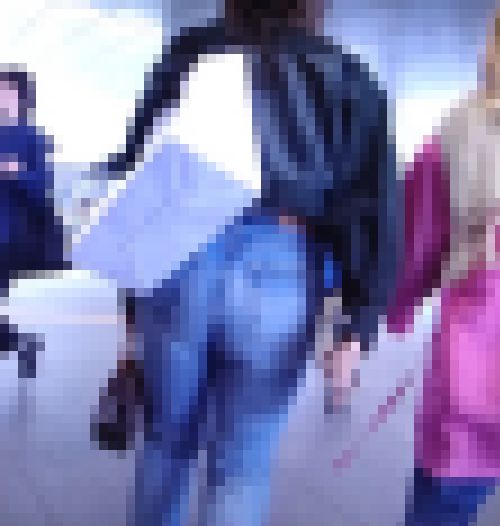 超激かわ美女か密着型タイトデニムを履いて美巨尻パンパンにさせて歩く姿がイヤらしい　サンプル画像1