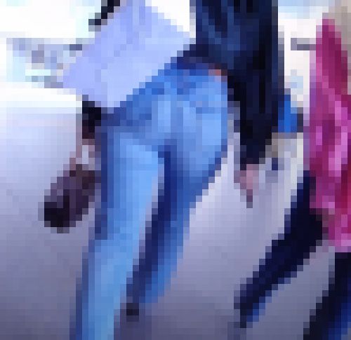 超激かわ美女か密着型タイトデニムを履いて美巨尻パンパンにさせて歩く姿がイヤらしい　サンプル画像2