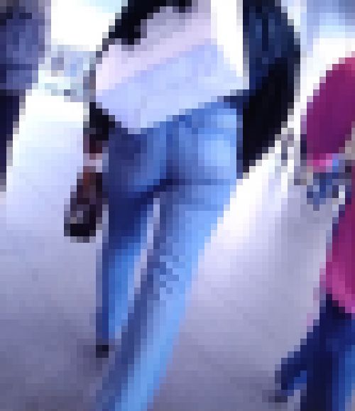 超激かわ美女か密着型タイトデニムを履いて美巨尻パンパンにさせて歩く姿がイヤらしい　サンプル画像3