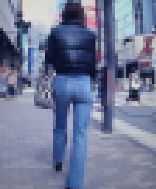 スタイル抜群のハイセンス美女がデニム履いて歩いてるよ　サンプル画像3