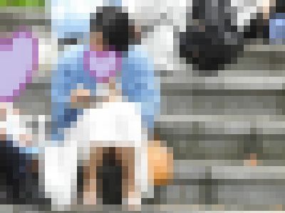 最新作です！！（ＦＨＤ）会話に夢中になり、パンティーが見えている可愛い女のコを撮影しました！！番外編５２－３　サンプル画像1