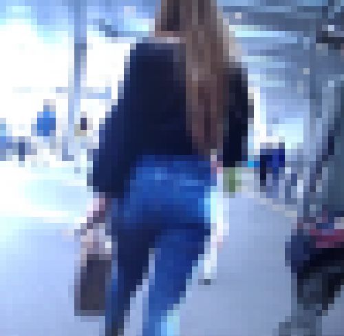 超美爆尻の美人ギャルが超密着型スキニーデニム履いてエロボディ見せつけながら歩いてるよ サンプル画像1