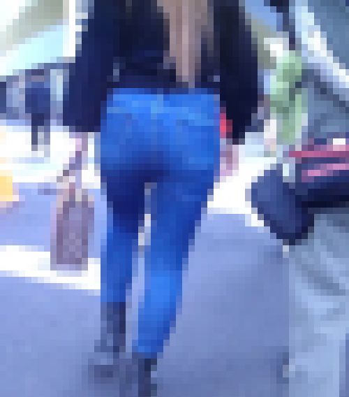 超美爆尻の美人ギャルが超密着型スキニーデニム履いてエロボディ見せつけながら歩いてるよ サンプル画像2