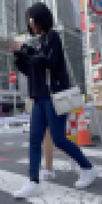 097 口にピアスをつけた美女大学生のスキニー姿 サンプル画像1