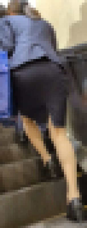 長身のスーツOLがエスカと階段駆け上がり！　サンプル画像2