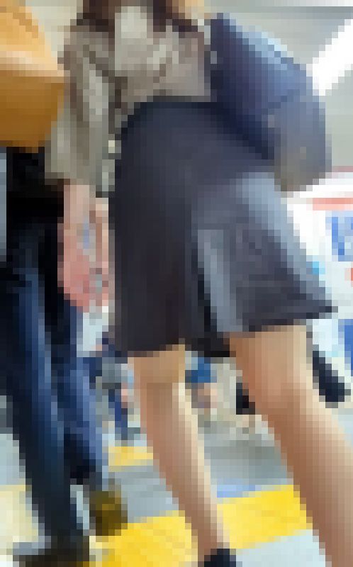 夏の地下鉄にてタイトスカートOL2人組！　サンプル画像3