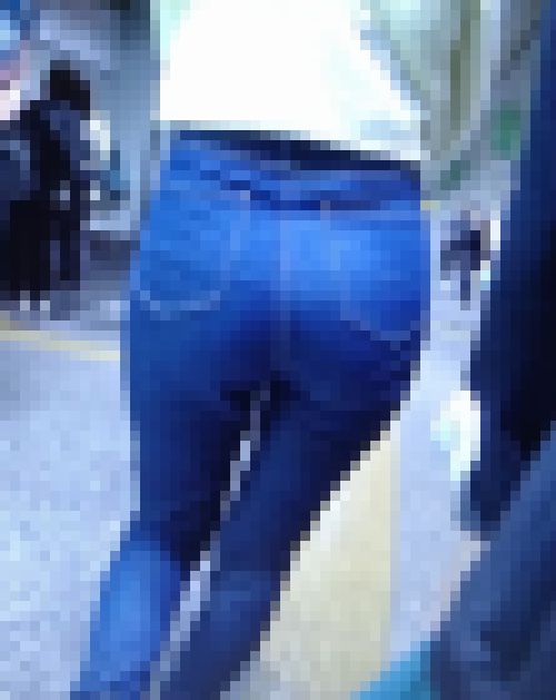 超清楚系の極上美桃尻お姉さんがタイトデニム履いて歩く姿にムラムラ　サンプル画像1