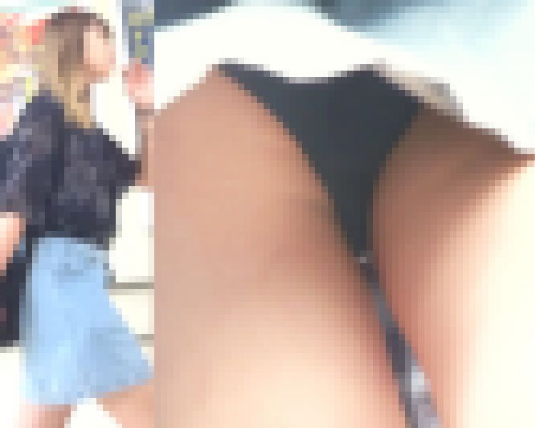 [★新作][★顔出し]パンチラ盗撮 ミニスカ女子 黒い縞パンツに接近 サンプル画像