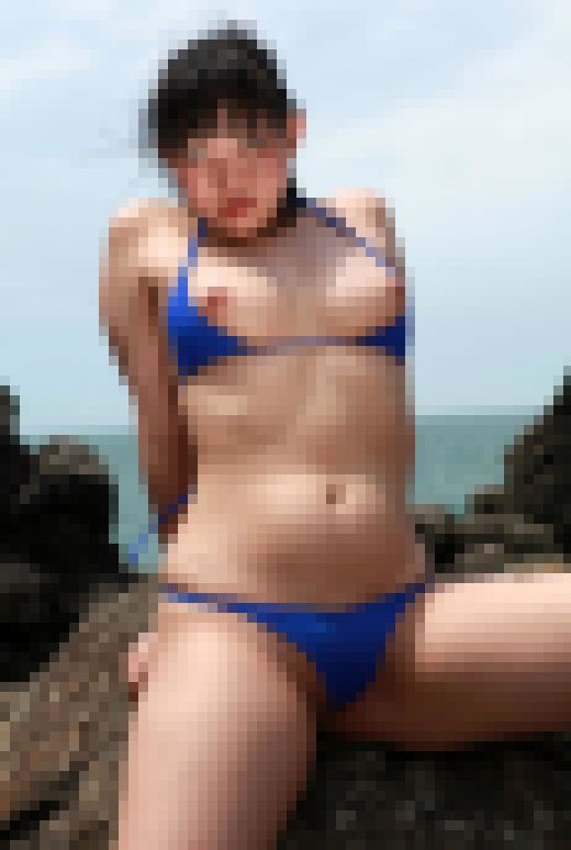 ◆素人投稿動画 t●it●erでゲットした高身長爆乳OLさんに海辺で露出させちゃいました！ 【Part.05：マイクロビキニで岩　サンプル画像2