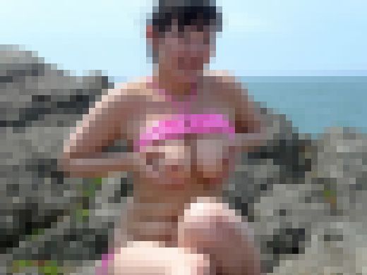 ◆素人投稿動画 t●it●erでゲットした高身長爆乳OLさんに海辺で露出させちゃいました！ 【Part.05：マイクロビキニで岩　サンプル画像3