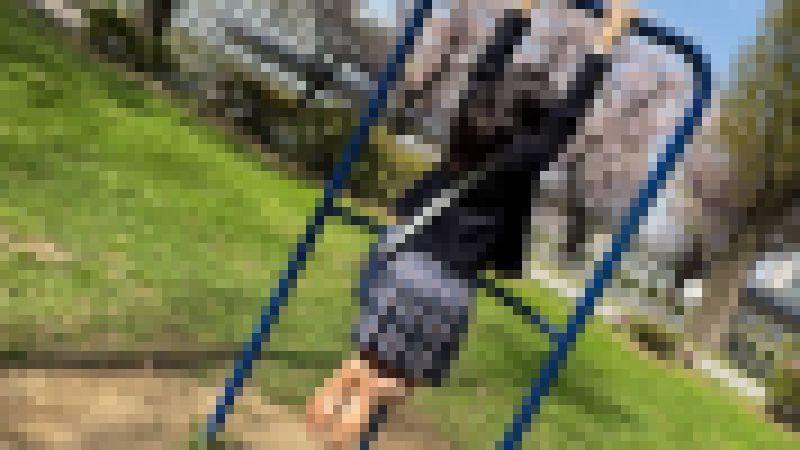 【完全裸足】第27弾！春の公園を裸足で歩く制服女子 part1 サンプル画像
