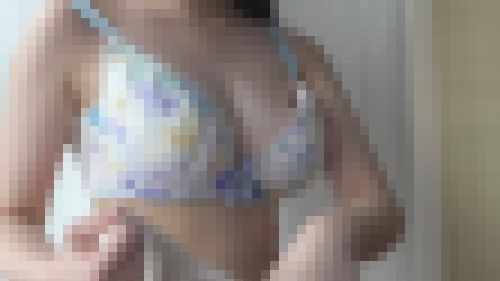 [ワクチン接種]顕微鏡で見たかのような高精細チクビGET!視線を感じて?パンツにはマン染み付き[胸チラ]　サンプル画像1