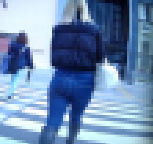 スキニーデニムを履いた美人ギャルが美爆尻パンパンに膨らませて歩く姿がイヤらしい　サンプル画像2