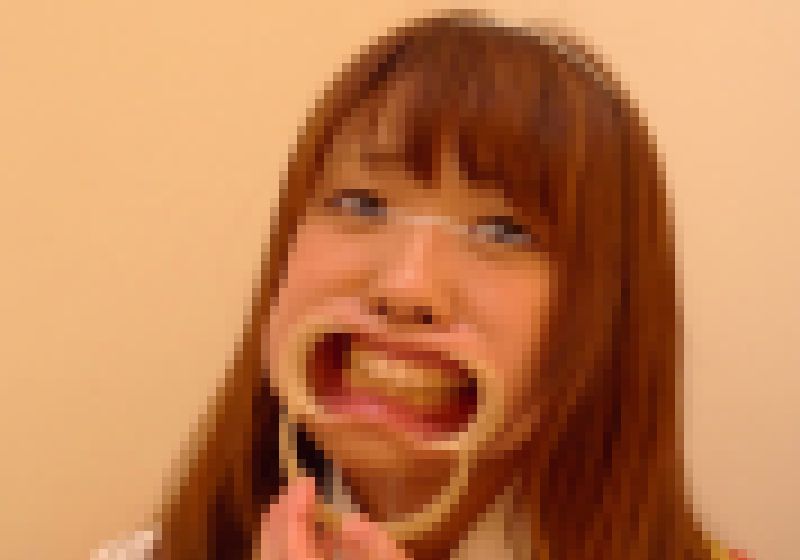 ◆素人投稿動画 アイドルになりたいエロA●Bコスプレイヤーさんが精子をごくごく飲んじゃいます 【Part.04：開口具装着、変顔 サンプル画像