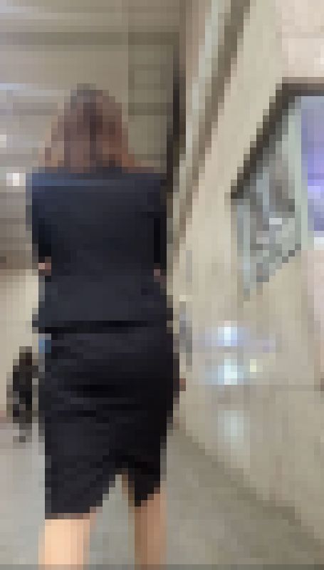 スーツとロングタイスカ、夜の街のOLコンビ！　サンプル画像2