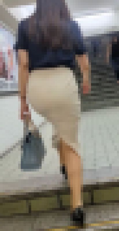 夏の夜の繁華街を歩く長身OLさんの白タイトスカート！　サンプル画像2