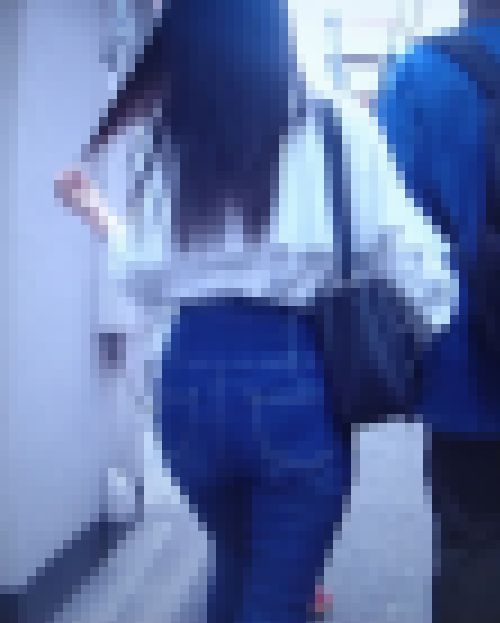 ハイウエストスキニーデニム履いた美人お姉さんとデニム履いたセクシー美女(2名収録)　サンプル画像3