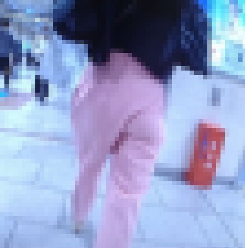 ピタパン履いて食い込み美巨尻がエロい美人お姉さんと爆尻モッコリ膨らませて歩く激カワ女子大生がイヤらしい(2名収録)　サンプル画像2