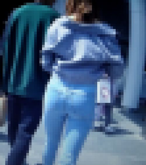 超絶クビレプリプリ美巨尻の激カワ美女がスキニーデニム履いてイヤらしく腰ふって歩いてるよ サンプル画像1