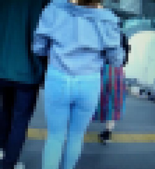 超絶クビレプリプリ美巨尻の激カワ美女がスキニーデニム履いてイヤらしく腰ふって歩いてるよ サンプル画像3