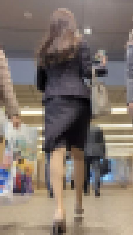 スタイル抜群なお姉様系キャリアOL、スカートヒラヒラ！　サンプル画像1