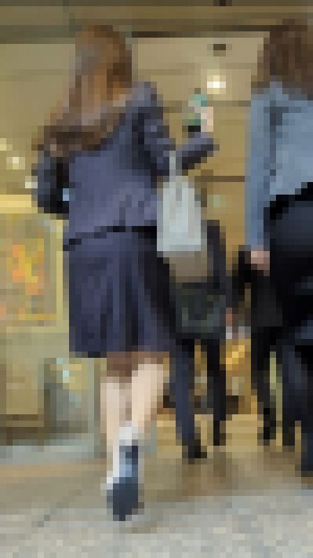 スタイル抜群なお姉様系キャリアOL、スカートヒラヒラ！　サンプル画像3
