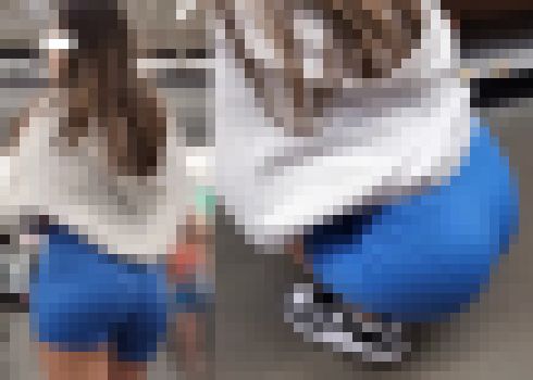 【フルHD】お買い物に夢中！透け尻とパンツライン　サンプル画像1