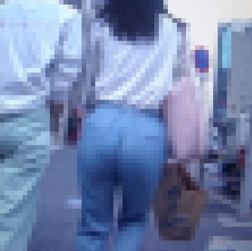 凄まじい美巨尻肉でピタパン履いて歩く美人お姉さんの食い込み方がエゲツナクテエロ過ぎる サンプル画像