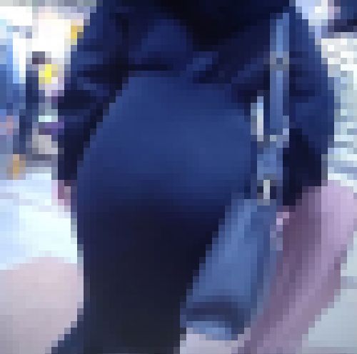 清楚系の美女が激エロ美爆尻でタイトスカート履いて歩く姿がイヤらしい サンプル画像