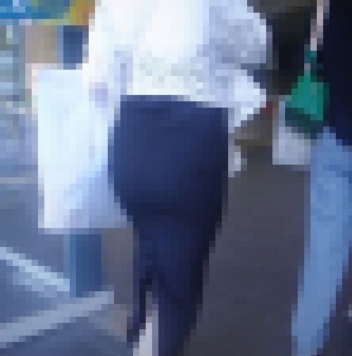 エゲつない美爆尻の清楚お嬢様系美女がタイトスカートパンパンにさせて歩いてるよ　サンプル画像2