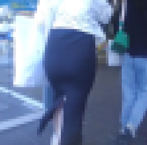 エゲつない美爆尻の清楚お嬢様系美女がタイトスカートパンパンにさせて歩いてるよ　サンプル画像3