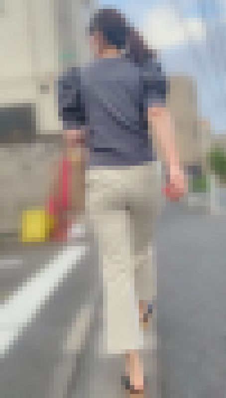 清楚な見た目に過激なパンティで武装！超半ケツのパンティと美巨尻で病院内外の男を誘惑！下品なパンツスーツ お姉さん編　サンプル画像1