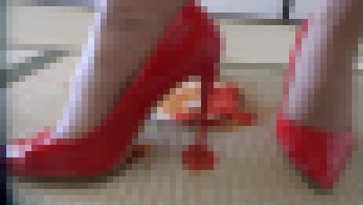 畳の上でミニトマト踏み潰し Vol.1　サンプル画像1