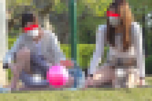 公園パンチラ５　GJ！ボールが転がってきて拾う際にガバっと大開脚！　サンプル画像2