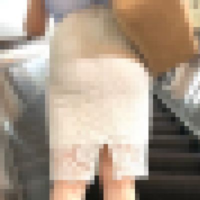 【好評再販SALE】レーススカートがとても似合っているスレンダーOL。特徴的な美尻でエレガントにエスカレータを使う【2】 サンプル画像