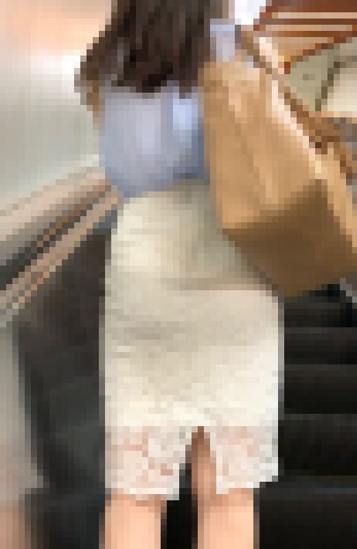 【好評再販SALE】レーススカートがとても似合っているスレンダーOL。特徴的な美尻でエレガントにエスカレータを使う【2】 サンプル画像1