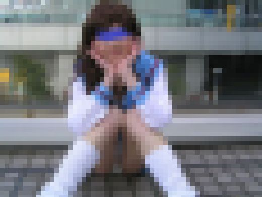 執念の粘着で体育座りさせて撮った貴重な生パンチラのみ収録！コスプレイベント、粘着生パンチラ。生パン限定28名　サンプル画像1