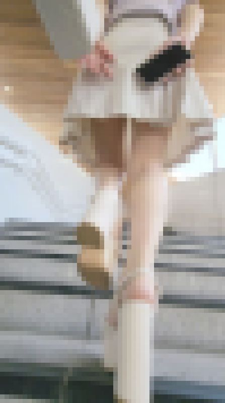 #01 階段でスカートの中を撮影されちゃいました　サンプル画像1