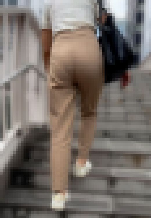 爽やかな見た目と真逆のスケベに垂れたデカ尻！自慢の安産型のムニュ尻とパンティラインで男を誘惑！下品なパンツスーツOL 編　サンプル画像2