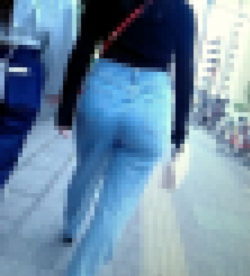 超美爆尻の激カワ美人女子大生がデニムをパンパンに膨らませて歩く姿がイヤらしい サンプル画像2