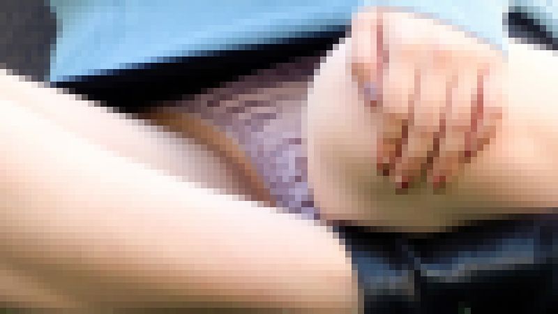 【野外パンチラ】ミニスカでM字開脚。サテンパンティ食い込みチラ。【高画質/望遠】 サンプル画像