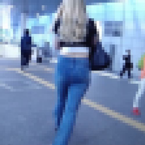 ヘソ出しでデニム履いた美人ギャルの美巨尻肉がイヤらしい サンプル画像