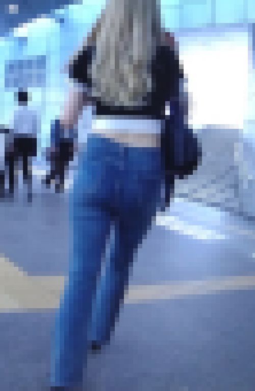 ヘソ出しでデニム履いた美人ギャルの美巨尻肉がイヤらしい　サンプル画像1